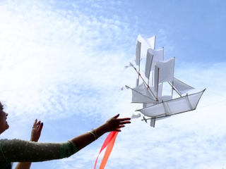 Illustration for article titled Sail on Air With This Amazing Two-Masted Ship Kite